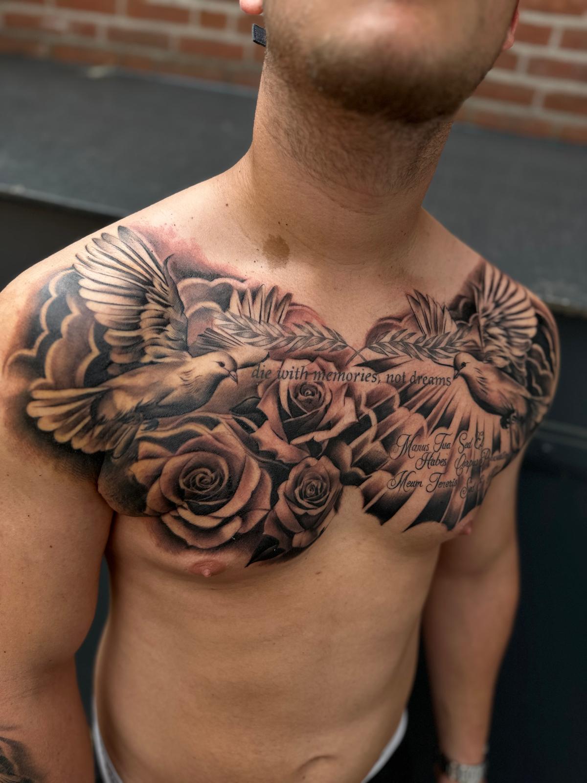 Tatuaje en el pecho con rosas y palomas