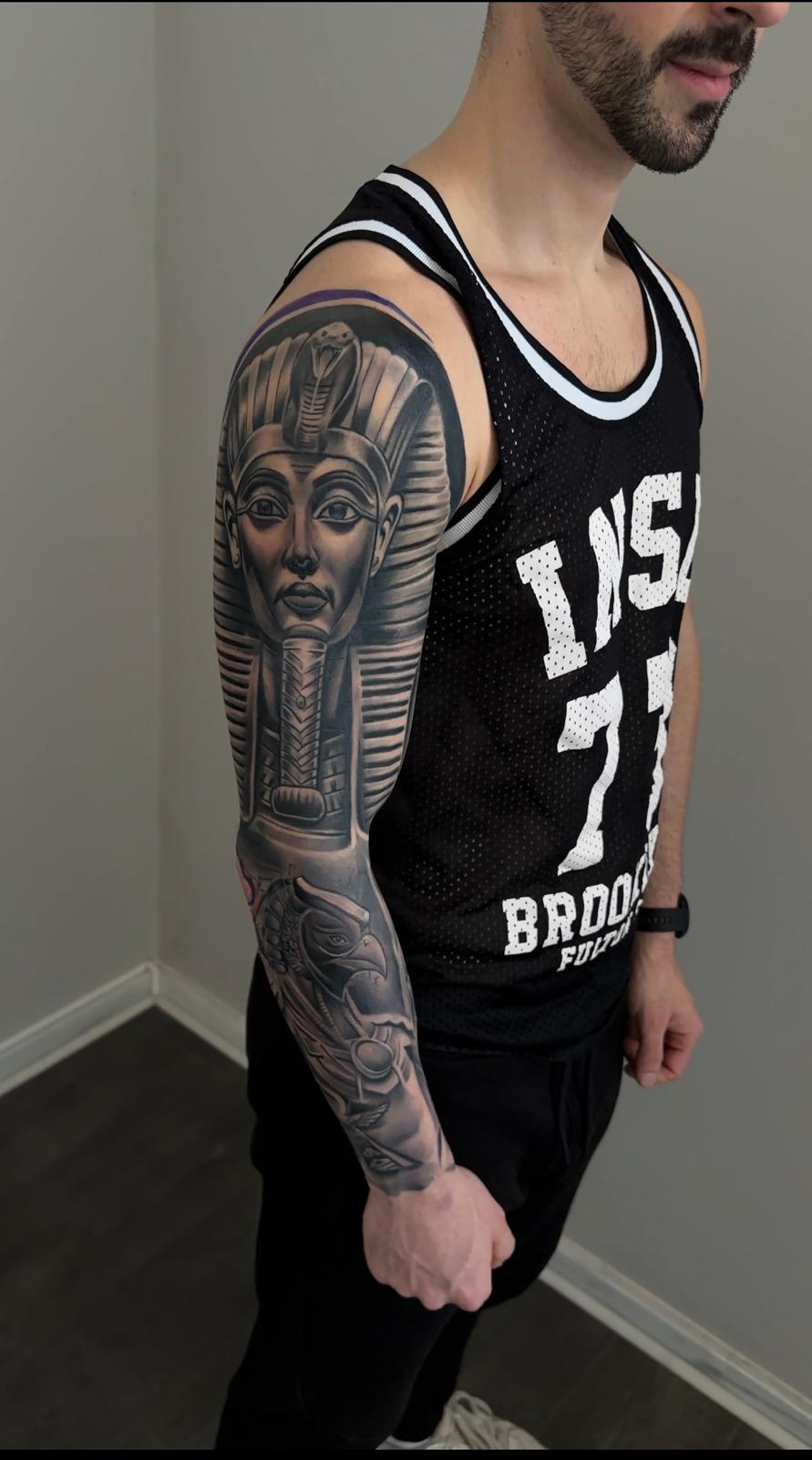 Tatuaje con motivos egipcios en el brazo